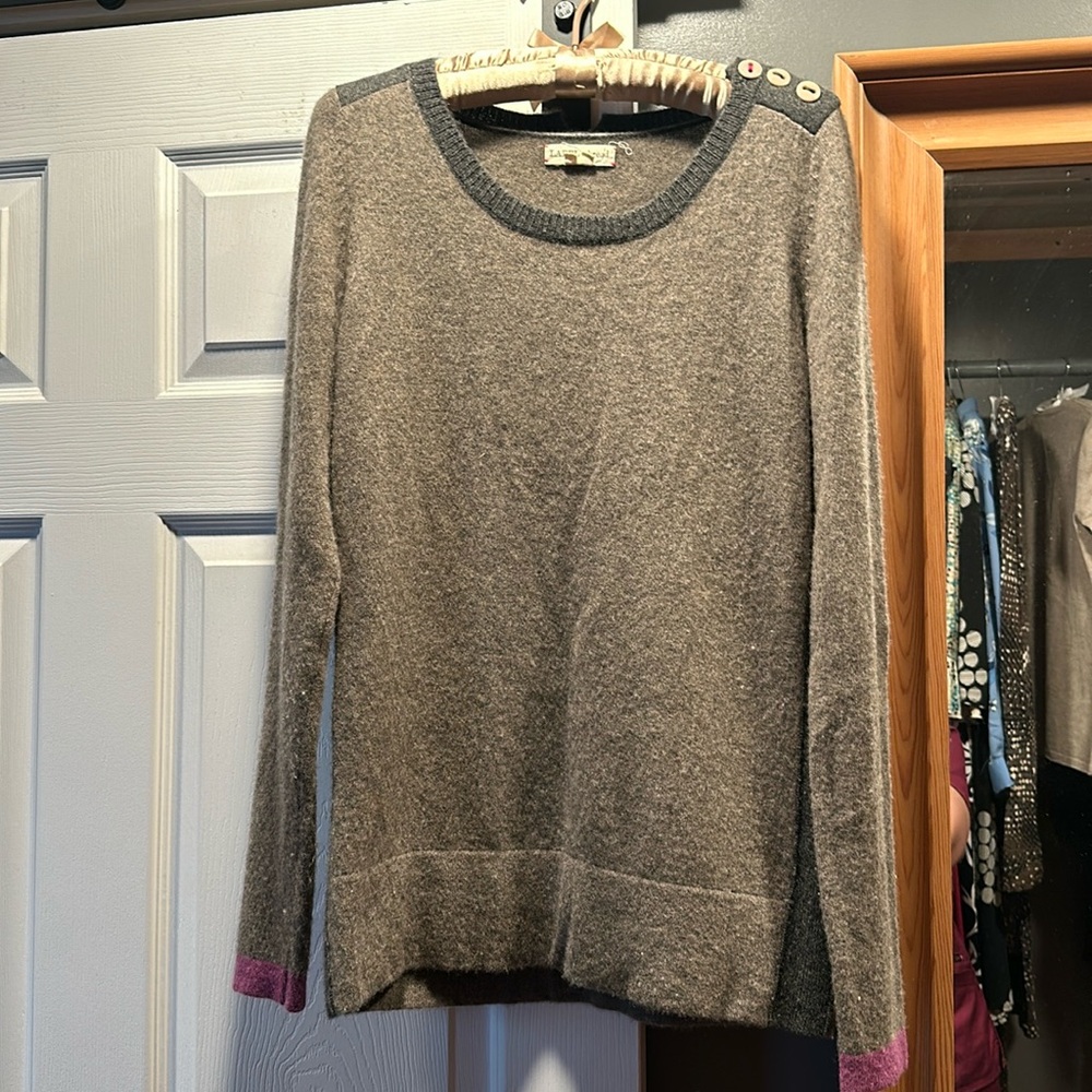 Beautiful cashmere sweater with minimal wear